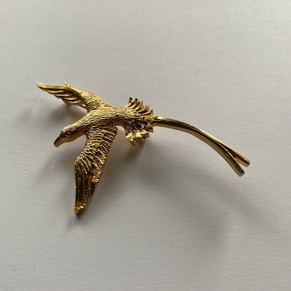 Vintage Gold plated Pewter swallow Bird Brooch Pin avian jewelry